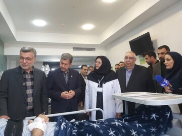 سفر وزیر بهداشت و درمان به اصفهان و عیادت از مجرحان جنگ رمضان
