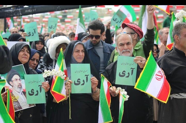 اهتزاز بزرگترین پرچم ایران در اجتماع&nbsp;مردم در ۱۲ فروردین