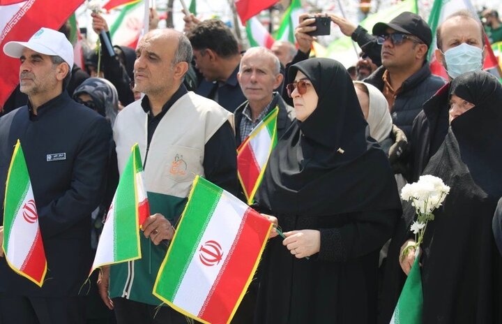 اهتزاز بزرگترین پرچم ایران در اجتماع مردم در ۱۲ فروردین