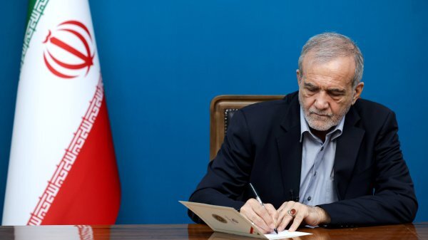 پزشکیان: شگفتی‌های میدان دفاع از کشور را مدیون درس ایران‌دوستی معلمان هستیم