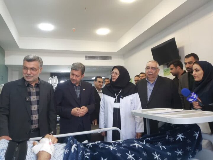 سفر وزیر بهداشت و درمان به اصفهان و عیادت از مجرحان جنگ رمضان