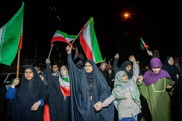 بزرگداشت روز جمهوری اسلامی در تجمع شبانه مردم اهواز