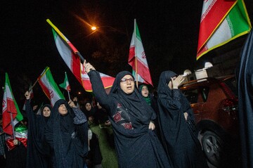 بزرگداشت روز جمهوری اسلامی در تجمع شبانه مردم اهواز