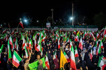 بزرگداشت روز جمهوری اسلامی در تجمع شبانه مردم اهواز