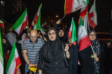بزرگداشت روز جمهوری اسلامی در تجمع شبانه مردم اهواز