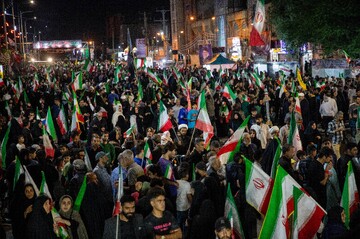 بزرگداشت روز جمهوری اسلامی در تجمع شبانه مردم اهواز