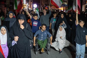 بزرگداشت روز جمهوری اسلامی در تجمع شبانه مردم اهواز