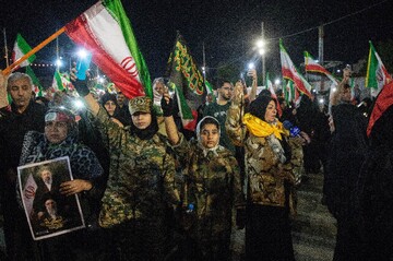 بزرگداشت روز جمهوری اسلامی در تجمع شبانه مردم اهواز