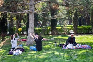 سیزده‌بدر زیر سایه جنگ؛ از آشتی با طبیعت تا بیداری ملی