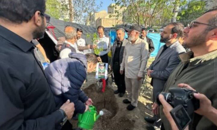 غرس نهالهای یادبود شهدا در محله ۱۳ آبان شهرری به مناسبت روز طبیعت