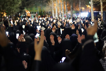 برپایی نماز استغاثه گروهی در تجمع شبانه مردم  -کرمانشاه
