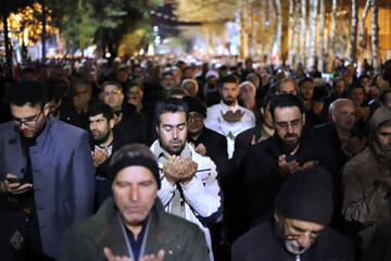 برپایی نماز استغاثه گروهی در تجمع شبانه مردم  -کرمانشاه