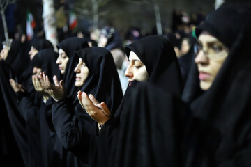 برپایی نماز استغاثه گروهی در تجمع شبانه مردم  -کرمانشاه