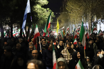 برپایی نماز استغاثه گروهی در تجمع شبانه مردم  -کرمانشاه