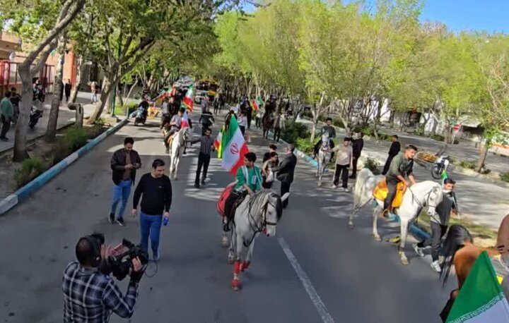 برگزاری رژه اسب‌سواران به مناسبت گرامیداشت روز جمهوری اسلامی ایران