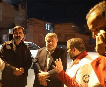 بازدید رئیس شورای اطلاع‌رسانی دولت از منازل آسیب‌دیده قم