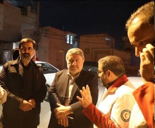 بازدید رئیس شورای اطلاع‌رسانی دولت از منازل آسیب‌دیده قم