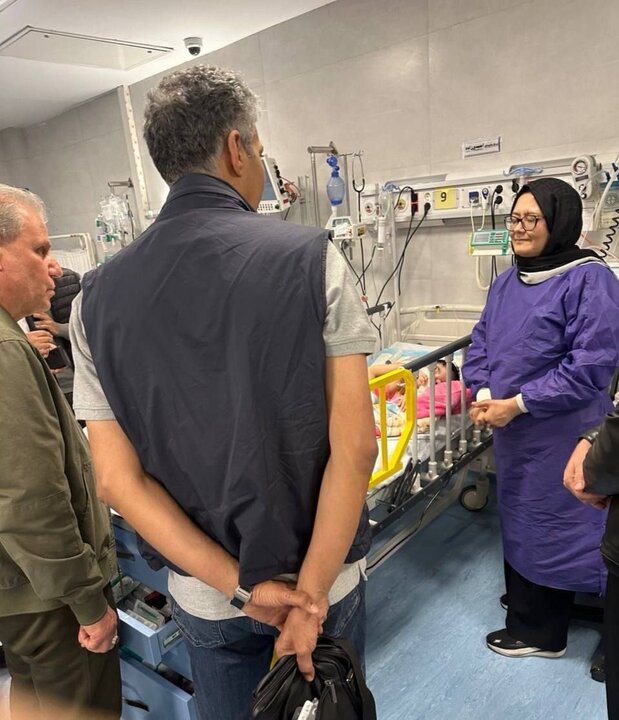 عیادت فردوسیپور و برخی هنرمندان از مجروحان جنگ