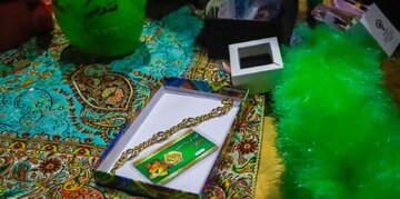 اهدای طلا و کمک‌های نقدی مردم مهریز به جبهه مقاومت