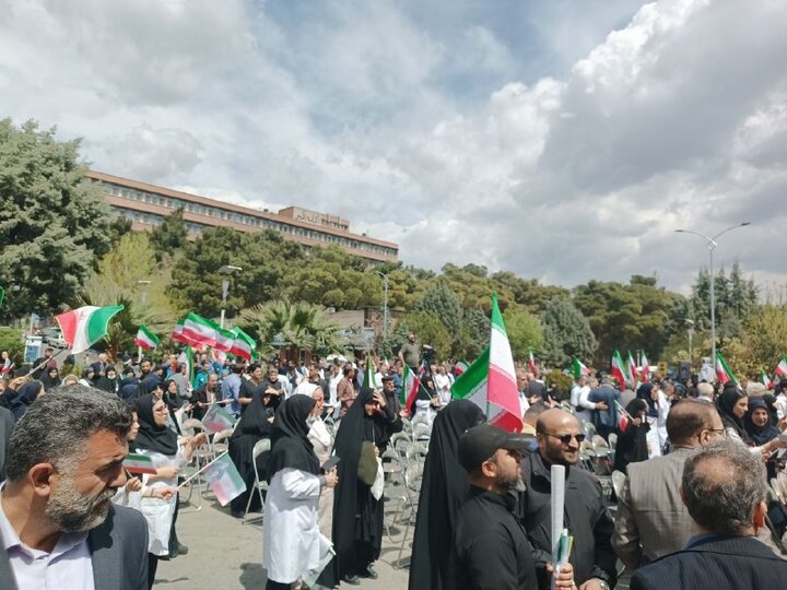 تجمع کادر سلامت در محکومیت حملات دشمن. تجمع کادر سلامت در محکومیت حملات دشمن / آسیب جدی به ۳۸ بیمارستان و ۳۰ دانشگاه