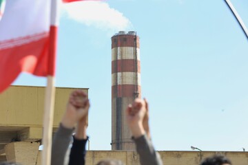 زنجیره انسانی مردم در نیروگاه مفتح همدان