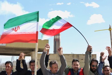 زنجیره انسانی مردم در نیروگاه مفتح همدان