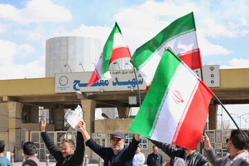 زنجیره انسانی مردم در نیروگاه مفتح همدان