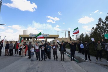زنجیره انسانی مردم در نیروگاه مفتح همدان