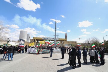 زنجیره انسانی مردم در نیروگاه مفتح همدان