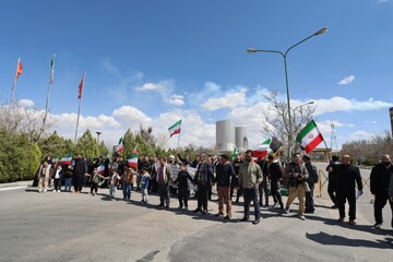 زنجیره انسانی مردم در نیروگاه مفتح همدان