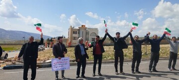 تشکیل زنجیره انسانی جوانان ایلام برای حمایت از زیرساخت‌های کشور