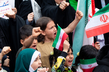 تجمع کودکان و نوجوانان در چلمین روز شهادت دانش‌آموزان مینابی