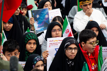 تجمع کودکان و نوجوانان در چلمین روز شهادت دانش‌آموزان مینابی