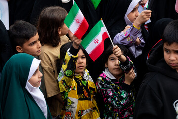 تجمع کودکان و نوجوانان در چلمین روز شهادت دانش‌آموزان مینابی