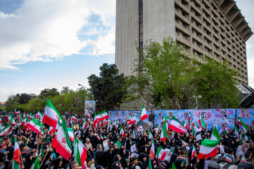 تجمع کودکان و نوجوانان در چلمین روز شهادت دانش‌آموزان مینابی