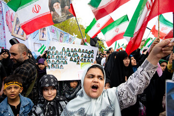 تجمع کودکان و نوجوانان در چلمین روز شهادت دانش‌آموزان مینابی