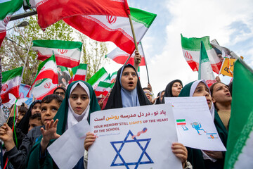 تجمع کودکان و نوجوانان در چلمین روز شهادت دانش‌آموزان مینابی