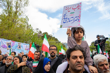 تجمع کودکان و نوجوانان در چلمین روز شهادت دانش‌آموزان مینابی