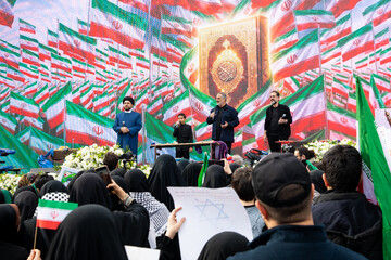 تجمع کودکان و نوجوانان در چلمین روز شهادت دانش‌آموزان مینابی