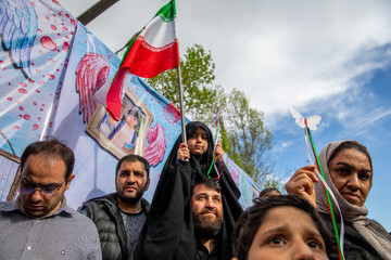 تجمع کودکان و نوجوانان در چلمین روز شهادت دانش‌آموزان مینابی