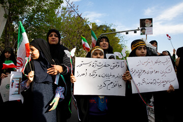 تجمع کودکان و نوجوانان در چلمین روز شهادت دانش‌آموزان مینابی