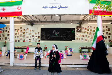 تجمع کودکان و نوجوانان در چلمین روز شهادت دانش‌آموزان مینابی
