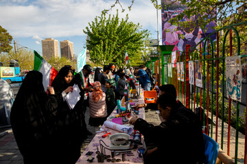 تجمع کودکان و نوجوانان در چلمین روز شهادت دانش‌آموزان مینابی