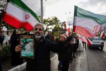 زنجیره انسانی مشهدی‌ها در محل نیروگاه حرارتی مشهد