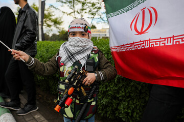 زنجیره انسانی مشهدی‌ها در محل نیروگاه حرارتی مشهد