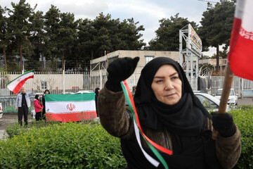 زنجیره انسانی مشهدی‌ها در محل نیروگاه حرارتی مشهد