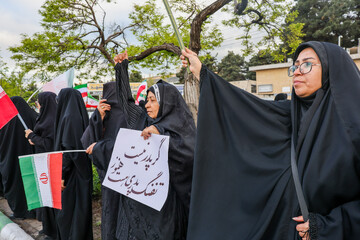 زنجیره انسانی مشهدی‌ها در محل نیروگاه حرارتی مشهد