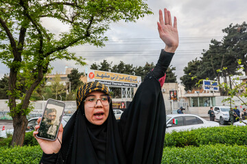 زنجیره انسانی مشهدی‌ها در محل نیروگاه حرارتی مشهد