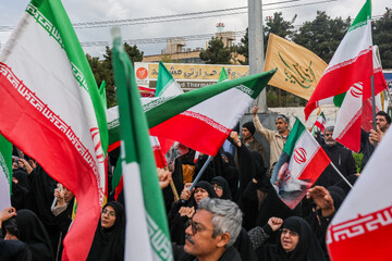 زنجیره انسانی مشهدی‌ها در محل نیروگاه حرارتی مشهد