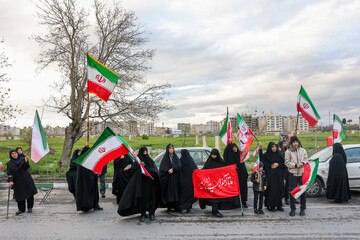 زنجیره انسانی مشهدی‌ها در محل نیروگاه حرارتی مشهد